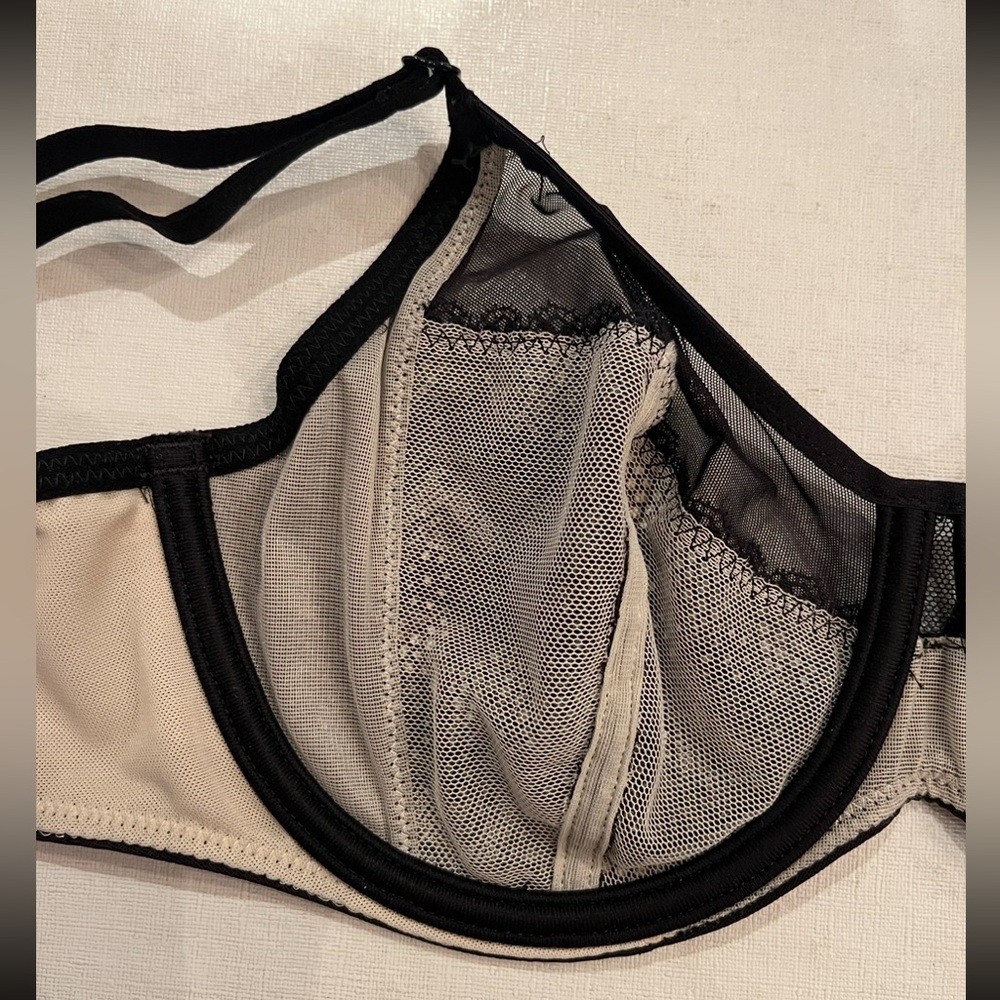 Chantelle Black Lace double lined Women's Bra. Absolutely gorgeous!! - Picture 6 of 6